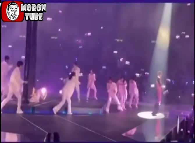 Video :During a performance, an artist gets crushed by a large screen (public informed)
